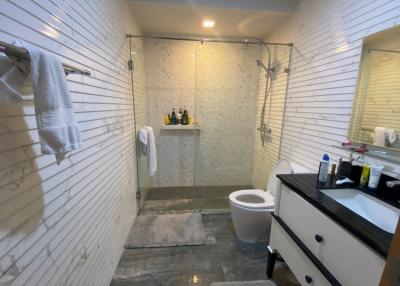 370 ตรม., 4 ห้องนอน, 5 ห้องน้ำ คอนโด ราคา ฿ 280,000/เดือน