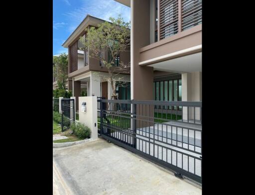 4 Bedroom House For Sale in Burasiri Krungthep Kreetha