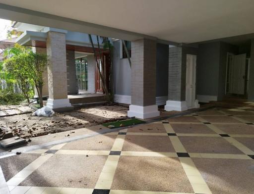 Narasiri Pattanakarn  5 Bedroom House For Rent