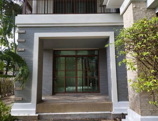 Narasiri Pattanakarn  5 Bedroom House For Rent