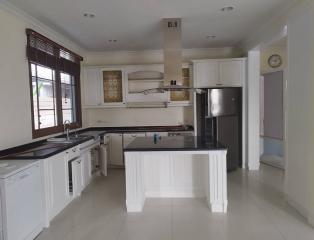 Narasiri Pattanakarn  5 Bedroom House For Rent