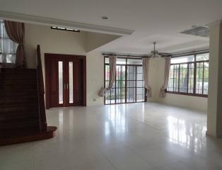 Narasiri Pattanakarn  5 Bedroom House For Rent