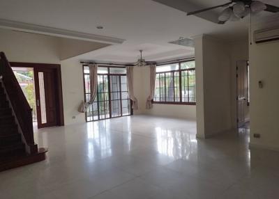 Narasiri Pattanakarn  5 Bedroom House For Rent