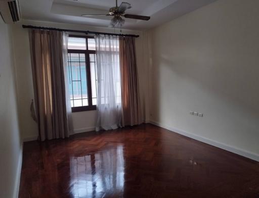 Narasiri Pattanakarn  5 Bedroom House For Rent