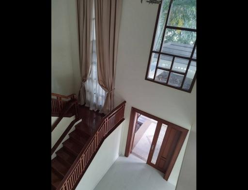 Narasiri Pattanakarn  5 Bedroom House For Rent