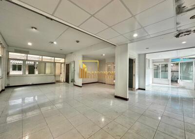 3 Bedroom Commercial Property For Rent in Phrom Phong