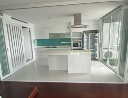 Monterey Place  3 Bedroom Duplex Condo in Asoke