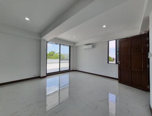 5 Bedroom Single House For Rent in Phra Khanong