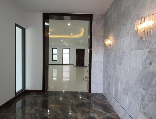 5 Bedroom Single House For Rent in Phra Khanong