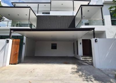 5 Bedroom Single House For Rent in Phra Khanong