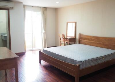 2 Bedroom Apartment in Ploenchit