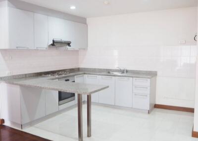 2 Bedroom Apartment in Ploenchit