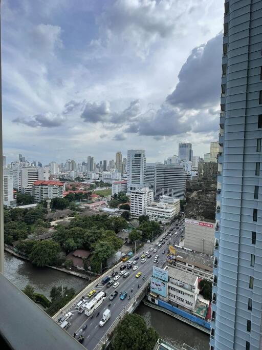 Q Asoke right next to MRT Phetchaburi Great Location! Studio Condo for Rent