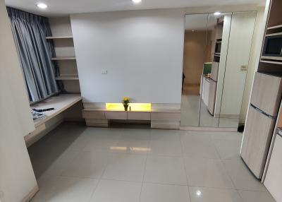 To please people who want a corner condo. Big room, almost 50 sq m, next to MRT Lat Phrao 83, next to Lat Phrao Road, next to the mall, near Bodin School, near Lat Phrao Hospital. Easy to get to the