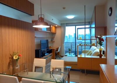 Supalai Premier Place Asoke near MRT Phetchaburi & BTS Asok Great Location! Spacious 2-Bedroom 2-Bathroom Condo for Rent