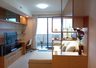 Supalai Premier Place Asoke near MRT Phetchaburi & BTS Asok Great Location! Spacious 2-Bedroom 2-Bathroom Condo for Rent