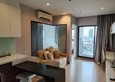 Urbano Absolute Sathon-Taksin near BTS Krung Thon Buri  Stylish Modern 1-Bedroom 1-Bathroom Condo for Rent