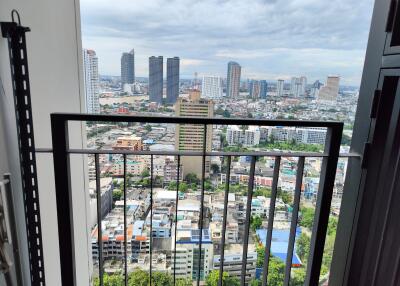 Urbano Absolute Sathon-Taksin near BTS Krung Thon Buri  Stylish Modern 1-Bedroom 1-Bathroom Condo for Rent