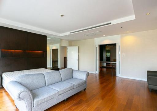 5 Bedroom Duplex Penthouse Apartment in Ploenchit