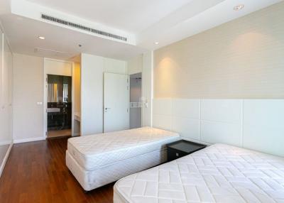 5 Bedroom Duplex Penthouse Apartment in Ploenchit