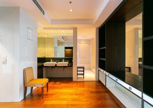 5 Bedroom Duplex Penthouse Apartment in Ploenchit