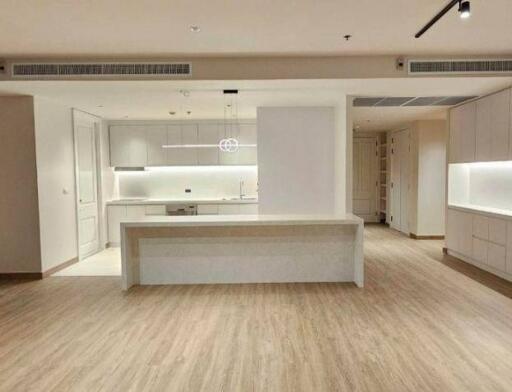 Athenee Residence  3 Bed Condo For Rent in Phloen Chit