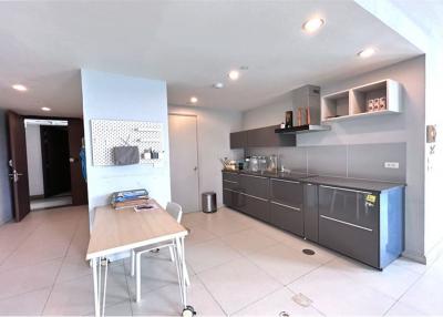 Luxurious pet-friendly corner condo with special amenities, a haven.