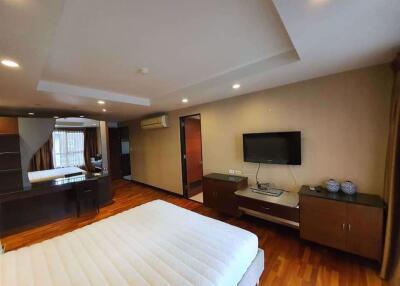 2 bed Condo in Avenue 61 Khlong Tan Nuea Sub District C013397