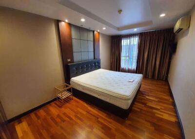 2 bed Condo in Avenue 61 Khlong Tan Nuea Sub District C013397