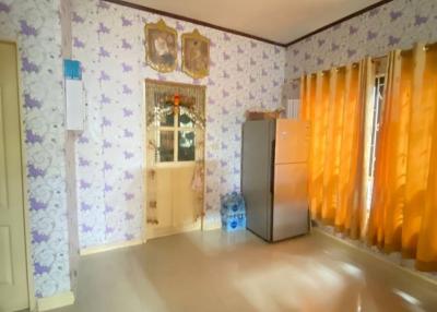Second-hand house for sale in Chonburi, semi-detached house, single floor, Mantra Village 2, good location, next to the main road.