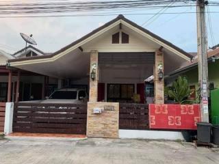 Second-hand house for sale in Chonburi, semi-detached house, single floor, Mantra Village 2, good location, next to the main road.