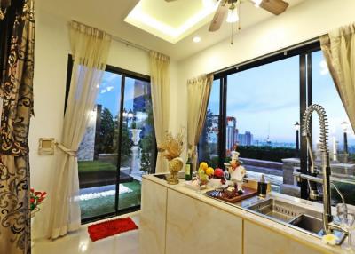 Vista Garden  Elegant 4 Bedroom Penthouse in Phra Khanong