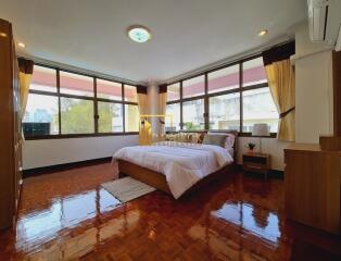 3 Bedroom Family Friendly Apartment in Phrom Phong