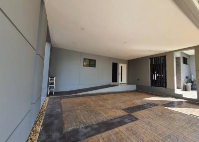 5 Bedroom House For Rent in The City Pattanakarn