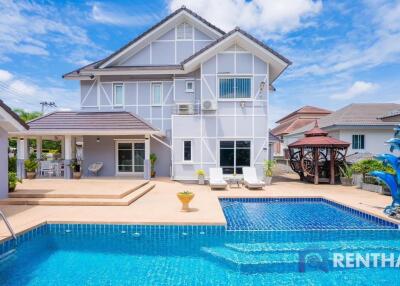 For sale! A detached house with private swimming pool