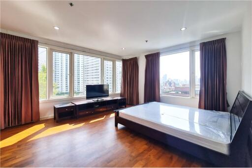 For Rent 2+1 bedrooms, High floor. Just a few minutes walk to BTS Phrom Phong at Baan Siri 24