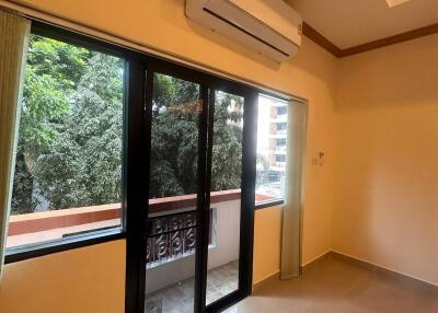 3-BR Apt. near MRT Sukhumvit