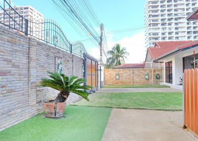 บ้านหลังนี้มี 4 ห้องนอน  อยู่ในโครงการชื่อ Royal Park Village  ตั้งอยู่ที่ จอมเทียน