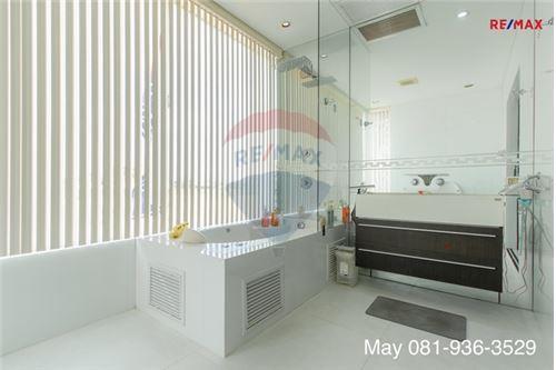 230 Sqm., 5 Beds House listed for ฿ 11,000,000.