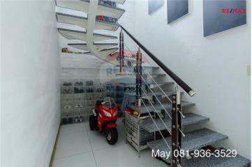 230 Sqm., 5 Beds House listed for ฿ 11,000,000.