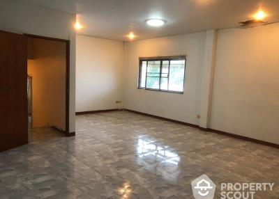 5-BR Townhouse near MRT Sutthisan