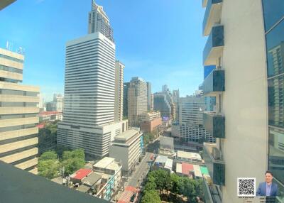 Selling a 2-bedroom condo, approximately 80,000 Baht per square meter, in the heart of Asoke, located on a major road.