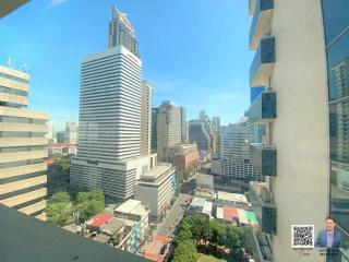 Selling a 2-bedroom condo, approximately 80,000 Baht per square meter, in the heart of Asoke, located on a major road.