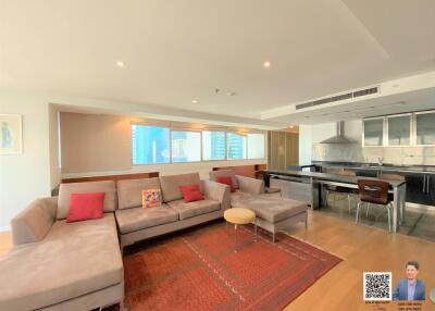 Selling a 2-bedroom condo, approximately 80,000 Baht per square meter, in the heart of Asoke, located on a major road.