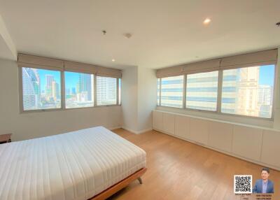 Selling a 2-bedroom condo, approximately 80,000 Baht per square meter, in the heart of Asoke, located on a major road.