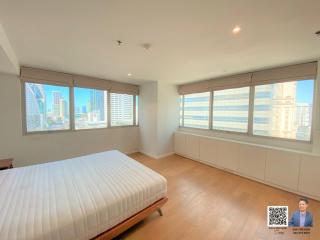 Selling a 2-bedroom condo, approximately 80,000 Baht per square meter, in the heart of Asoke, located on a major road.