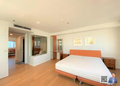 Selling a 2-bedroom condo, approximately 80,000 Baht per square meter, in the heart of Asoke, located on a major road.