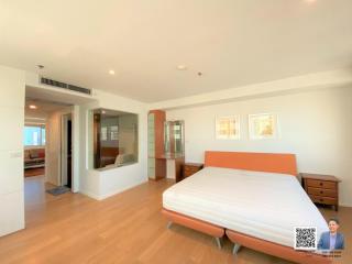 Selling a 2-bedroom condo, approximately 80,000 Baht per square meter, in the heart of Asoke, located on a major road.