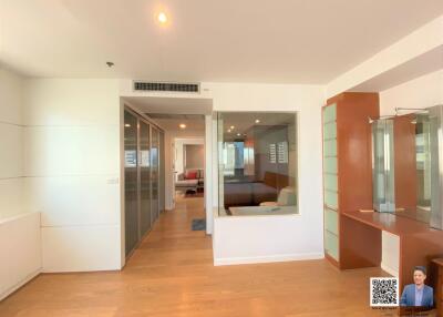 Selling a 2-bedroom condo, approximately 80,000 Baht per square meter, in the heart of Asoke, located on a major road.