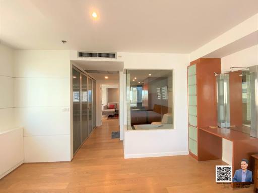 Selling a 2-bedroom condo, approximately 80,000 Baht per square meter, in the heart of Asoke, located on a major road.